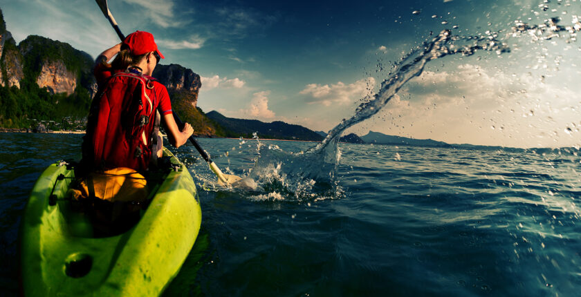 femme faisant du kayak en mer