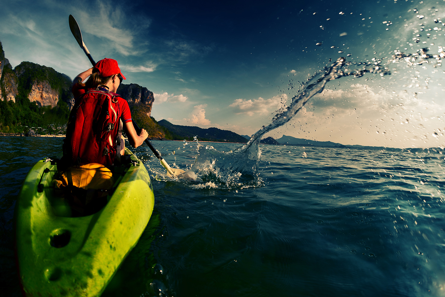 femme faisant du kayak en mer