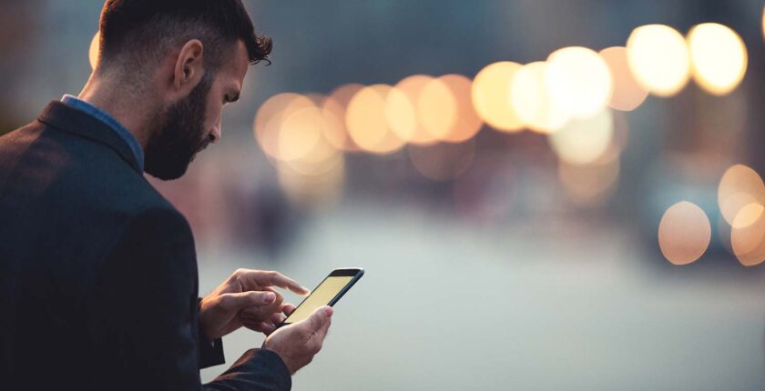 Homme en déplacement professionnel