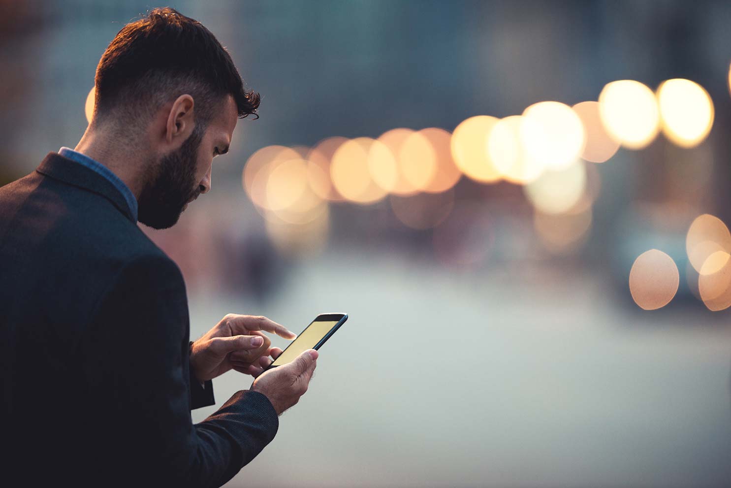 Homme en déplacement professionnel