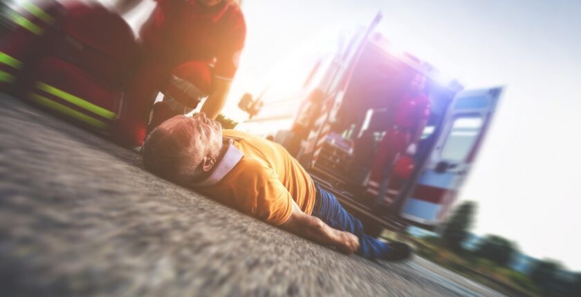 pompier portant secours à une victime au sol