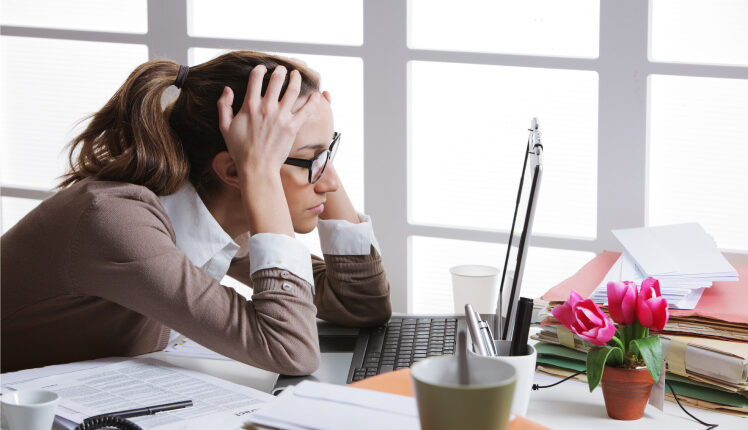 femme stressée devant son ordinateur portable