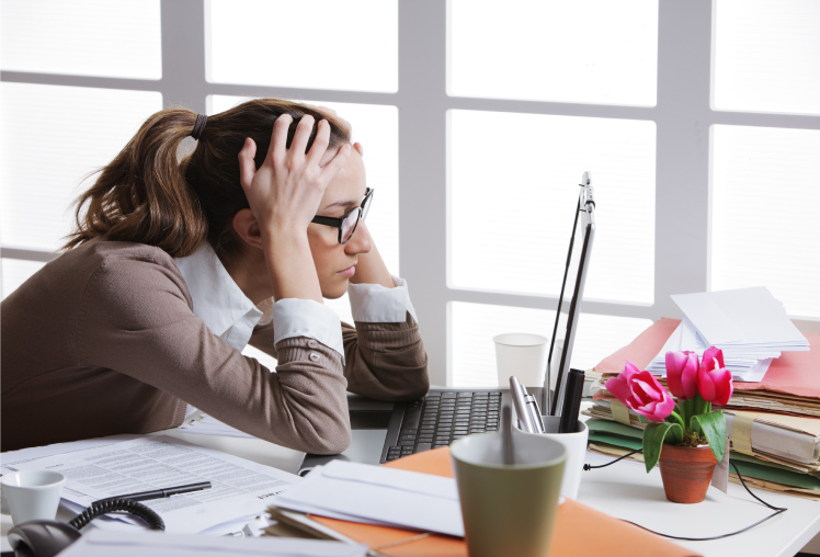 femme stressée devant son ordinateur portable