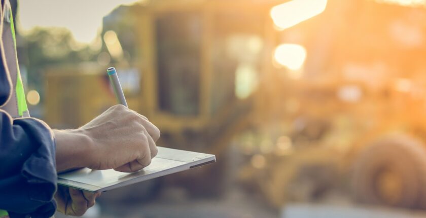prise de notes sur tablettes dans un chantier
