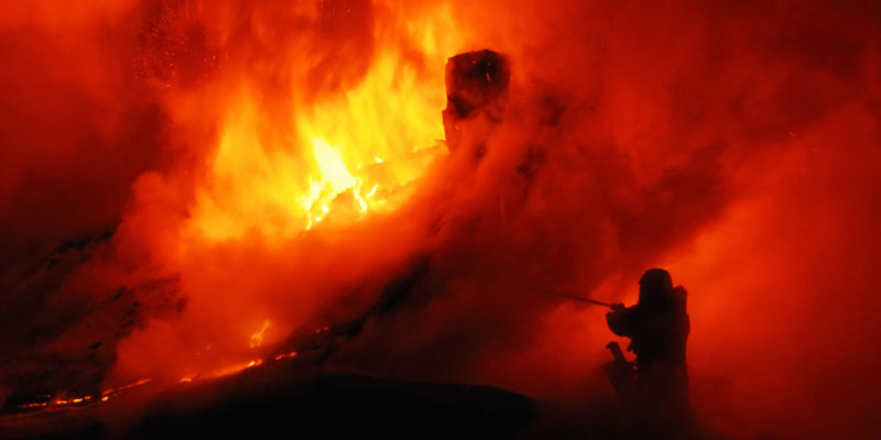 fire pompier luttant contre le feu