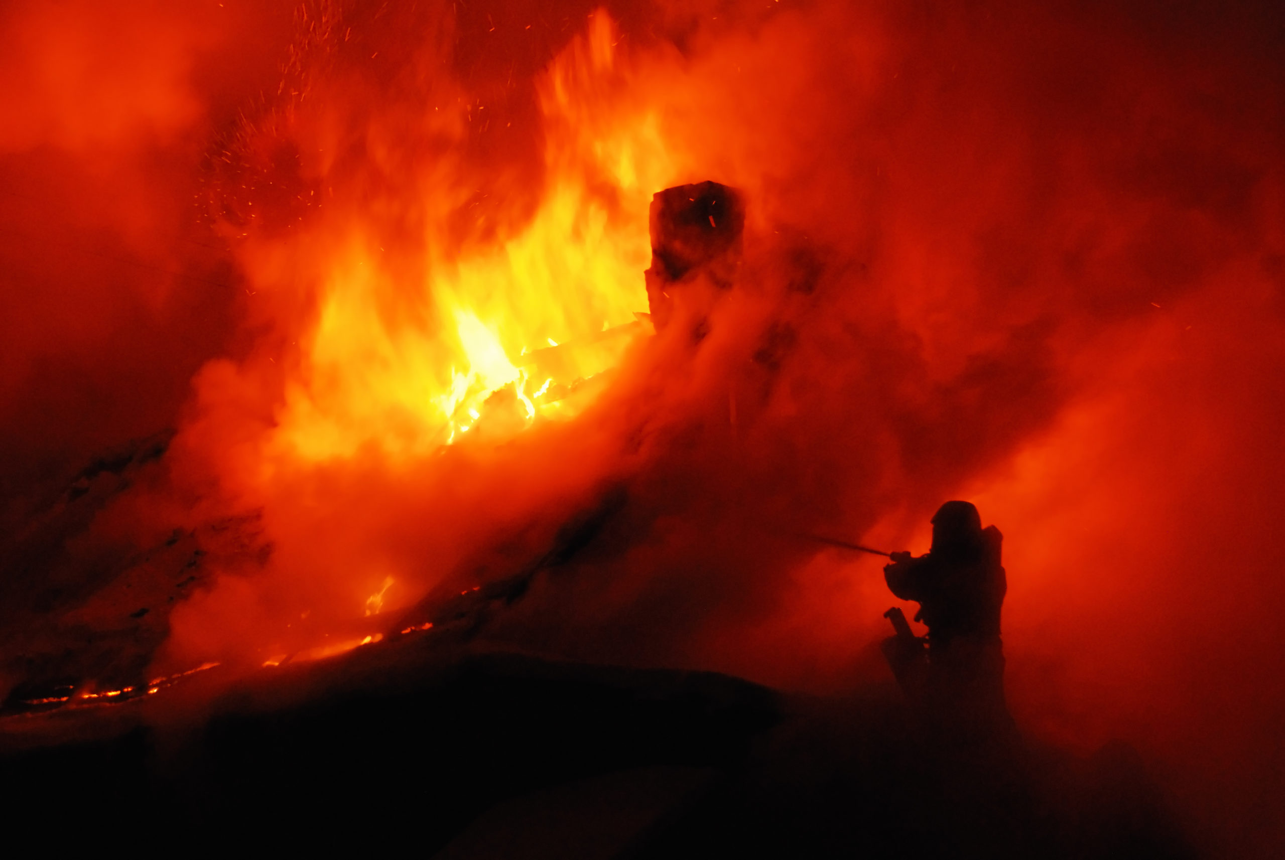 pompier luttant contre le feu