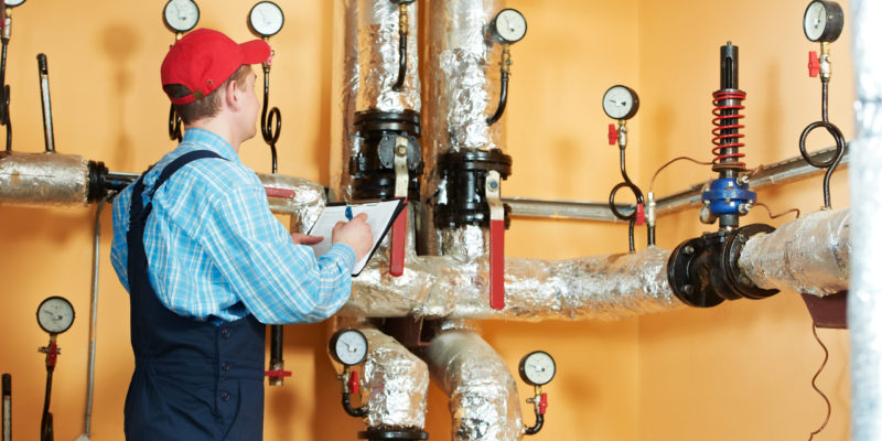 heating engineer repairman in boiler room sécurité machines