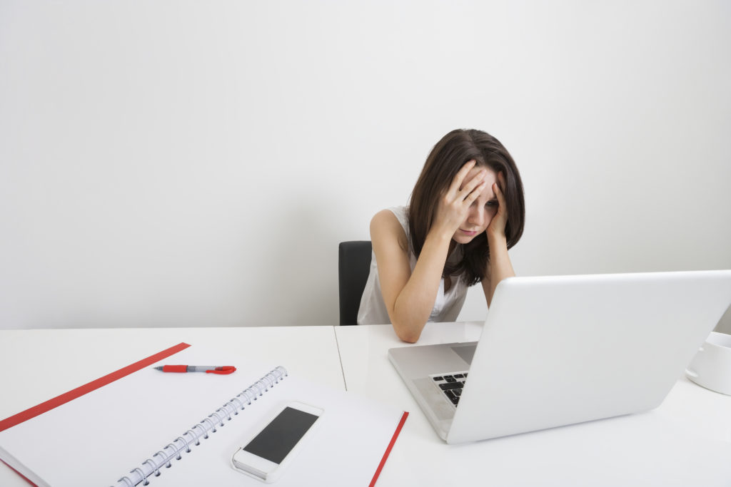 employée stressée devant son poste de travail. réduire le stress