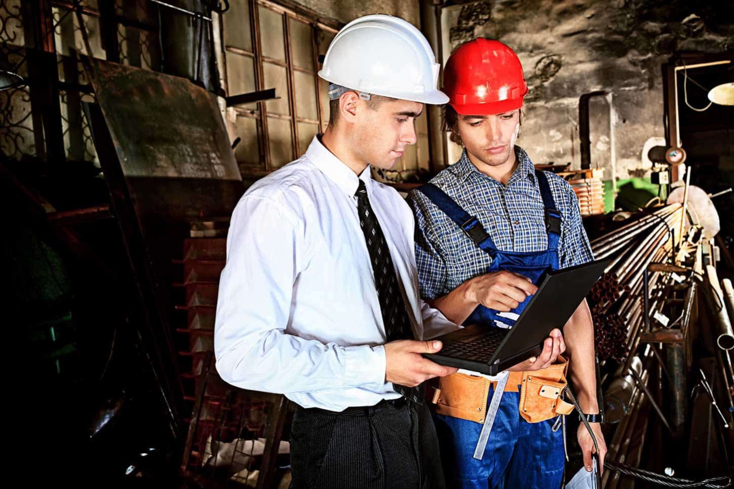chef de chantier qui échange avec un ouvrier