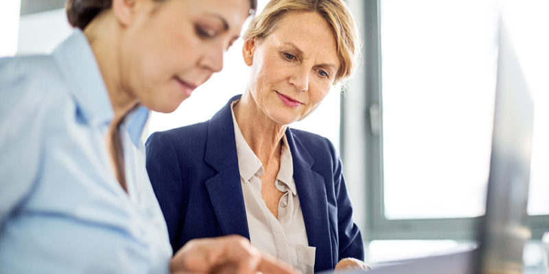 mature-employee-dealing-with-customer employé senior avec un client