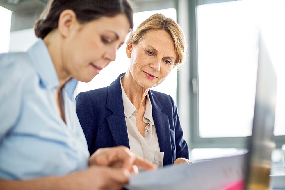 employé senior avec un client