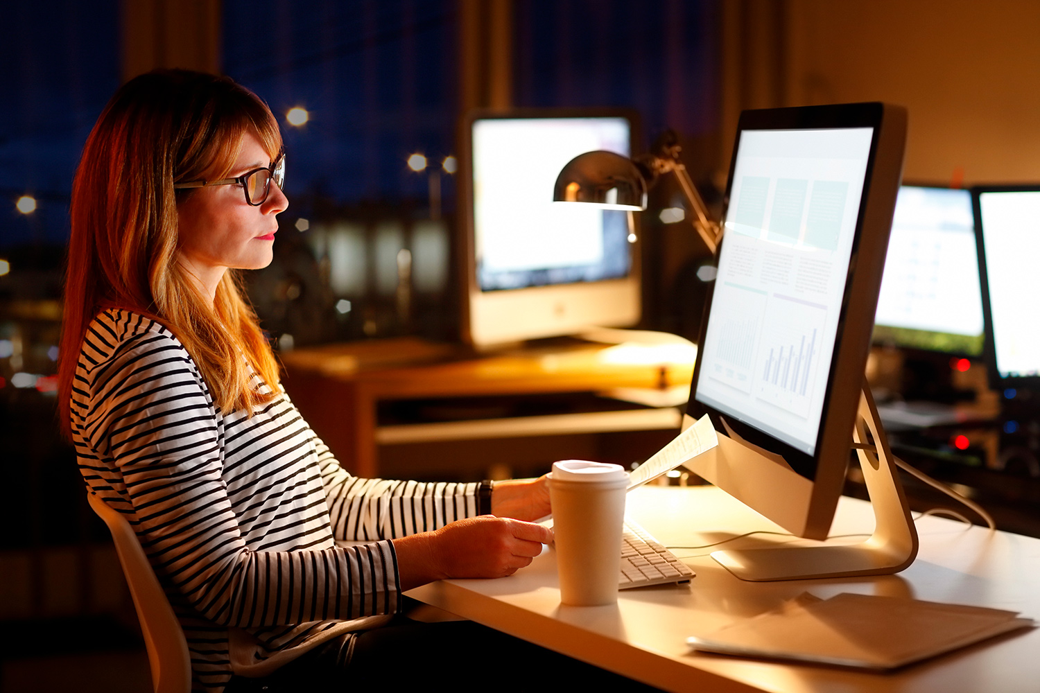 collaboratrice stressée au travail la nuit