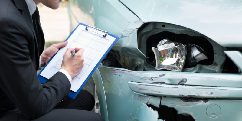 Insurance Agent Examining Car After Accident expertise après accident de voiture